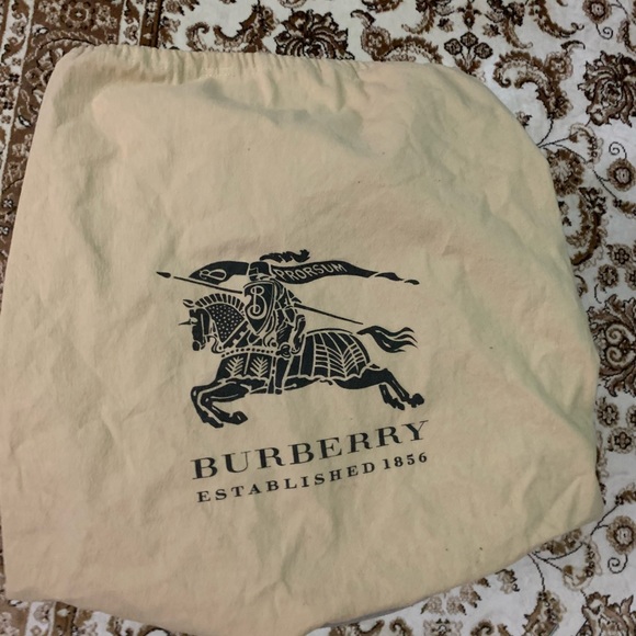 Luxurious Authentic Burberry Large Novacheck Tote - Picture 10 of 14